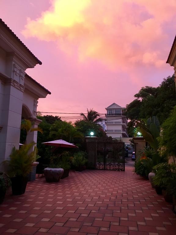 Villa D' Artagnan Hotel & Restaurant Sihanoukville Exterior photo